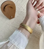 Elegant Stretch Band Gold Watch - Image 3
